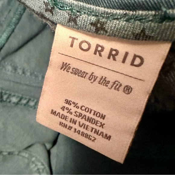 Torrid Women's Teal Capri Cargo Pants size 16 - Picture 3 of 10